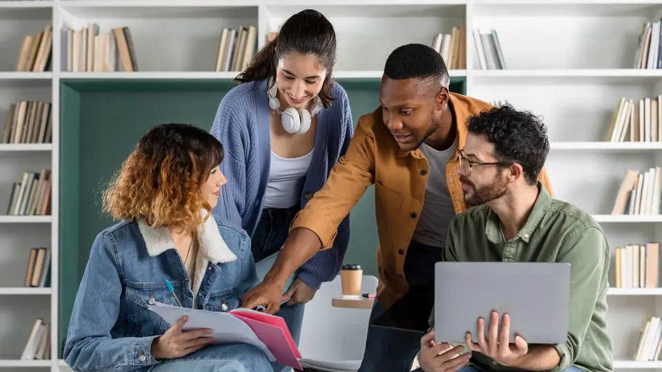 Grupo de personas estudiando juntas en una biblioteca