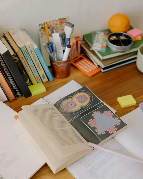 Escritorio con libros de texto, apuntes y material de estudio